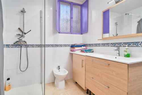 Un baño con ducha, inodoro y lavabo. en Casa Papi, en Alcaucín