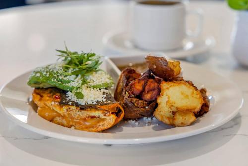 un plato blanco de comida en una mesa en Cambria Hotel Burbank Airport, en Burbank