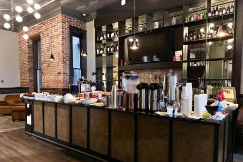 um bar num restaurante com um balcão com comida em Tygart Hotel, an Ascend Collection Hotel em Elkins