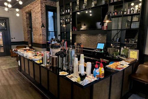 um bar com um balcão comprido com comida em cima em Tygart Hotel, an Ascend Collection Hotel em Elkins