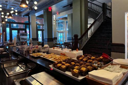 um buffet com muitos tipos diferentes de comida em Tygart Hotel, an Ascend Collection Hotel em Elkins