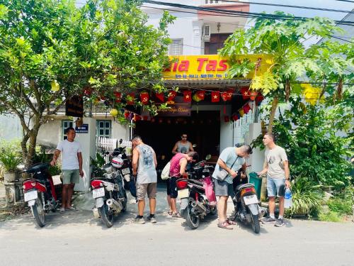 un groupe de personnes debout à l'extérieur d'un restaurant avec des motos dans l'établissement Tam Coc Hope House, à Ninh Binh