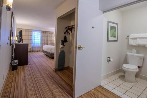 阿尔图纳Country Inn & Suites by Radisson, Convention Center的房间里有带厕所的浴室和一张床