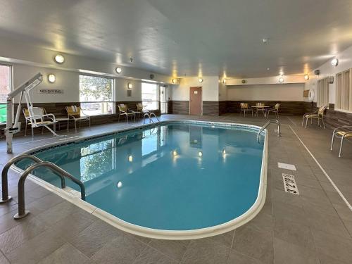 a large swimming pool in a hotel room at Country Inn & Suites by Radisson, Bismarck-Mandan in Bismarck