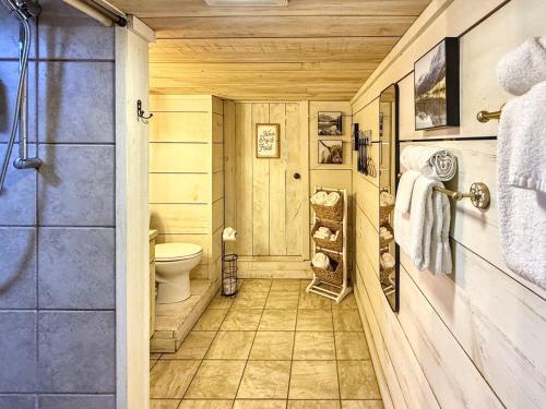 Bilik mandi di 1930's Highlands Hideaway