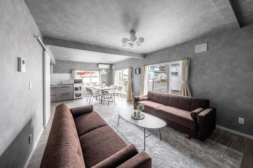 un salon avec un canapé et une table dans l'établissement Sasameyuki, à Furano