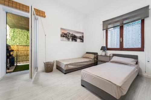 a bedroom with a bed and a window at Appartamento Matteo in Pula