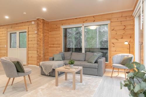 Posezení v ubytování Premium 2BR Villa in Ruka with Private Sauna & Free Parking