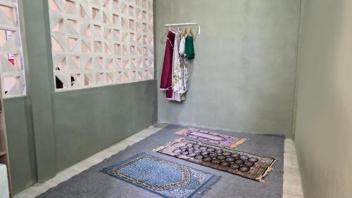 Habitación con vestidor y alfombra. en Sesare Living by Calli Rooms, en Wirolegi