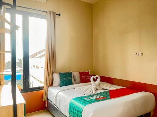 Un dormitorio con una cama con una ventana grande. en Sesare Living by Calli Rooms, en Wirolegi