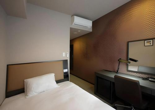 Postel nebo postele na pokoji v ubytování KEIKYU EX INN Kamata -Tokyo