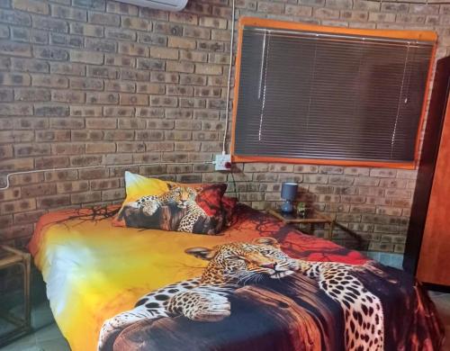 ein Bett mit zwei darauf liegenden Geparden in der Unterkunft Sunbirds at Kruger in Marloth Park