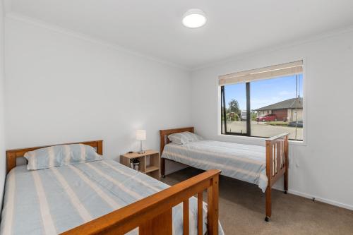 Ένα ή περισσότερα κρεβάτια σε δωμάτιο στο Home Away From Home - Ruakaka Escape