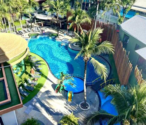 een bovenaanzicht van een zwembad met palmbomen bij Stay Kata in Kata Beach