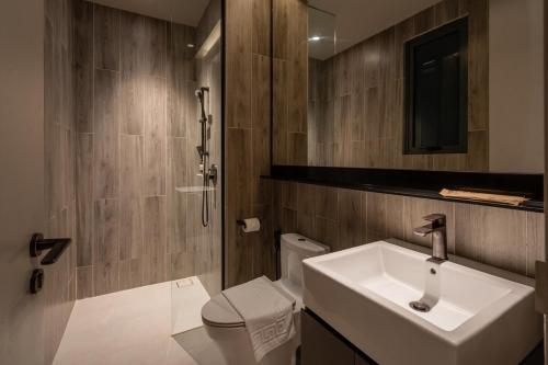 een badkamer met wastafel en toilet bij New This is in Genting Highland hill -12mins walk 4pax in Genting Highlands