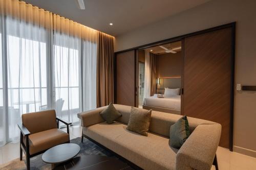 een woonkamer met een bank en een bed bij New This is in Genting Highland hill -12mins walk 4pax in Genting Highlands