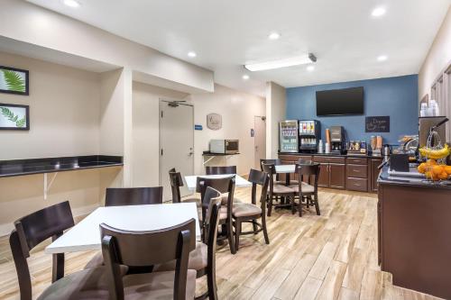 una sala da pranzo con tavoli e sedie in un ristorante di Sleep Inn Missoula Southgate a Missoula