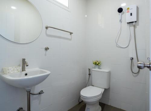 Koupelna v ubytování KYP Khunyuw Place Hotel โรงแรมเควายพี ขุนยูวเพลส ฝาง