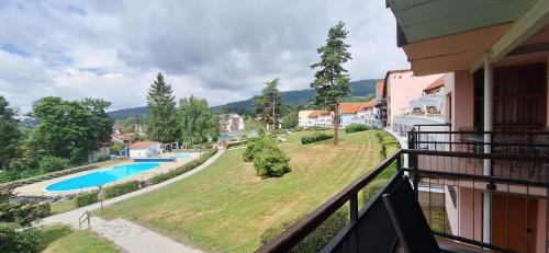 Prémiový apartmán s privátní saunou a terasou v blízkosti Lipenské nádrže a lyžařského střediska游泳池或附近泳池