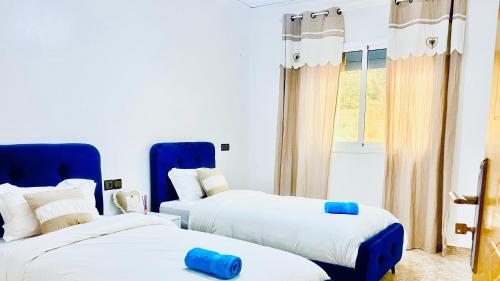 Postel nebo postele na pokoji v ubytování Magnifique maison famiiale moderne spacieuse de 150 m Avec de 3 chambres ,confortables et d un grand salon et terrasse, Idealement situee a 9 min du centre-ville elle se trouve à proximite de la route principale menant a l aeroport Berkane et Saidia