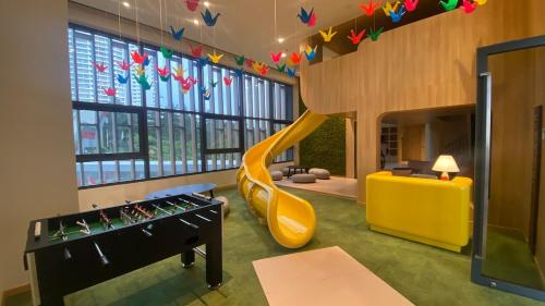 een kinderkamer met een pingpongtafel en een glijbaan bij Stay in RM2million luxury condo 12mins Walk Genting -6pax in Genting Highlands