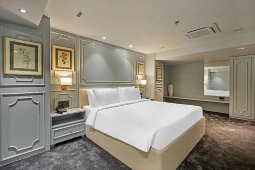 Ένα ή περισσότερα κρεβάτια σε δωμάτιο στο Sunday Hotel Vadodara