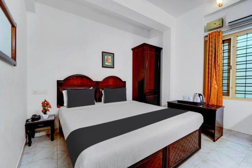 a bedroom with a large bed in a room at Super Collection O Chalai Bazaar Near Railway Station Formerly Galaxy Inn in Trivandrum