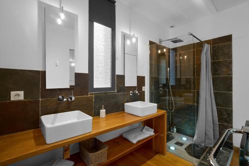 a bathroom with two sinks and a shower at Loft Ôrizon - Domaine De L'ô in Bellacaud
