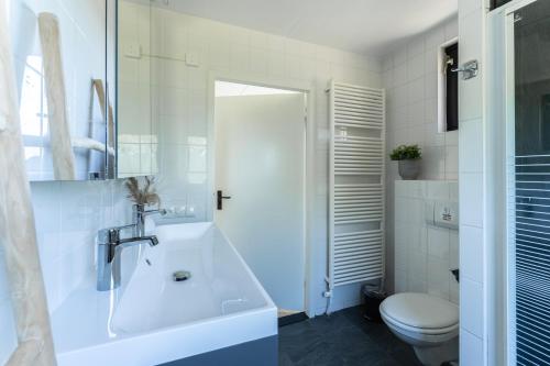 Koupelna v ubytování Family Villa With Garden & Lake Access