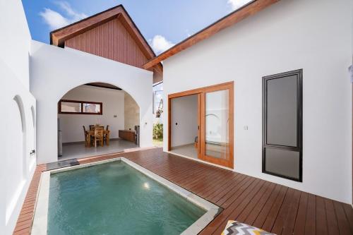 une piscine intérieure au milieu d'une maison dans l'établissement Il Petrucino Villa, à Nusa Dua