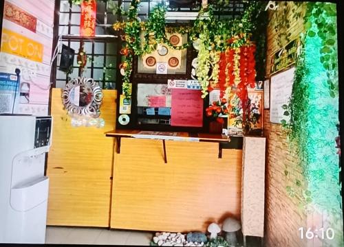 Una cocina con una encimera con plantas en la pared. en hen hen monthly rent, en Kampong Saleng