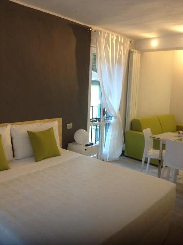 Un dormitorio con una cama, una mesa y un sofá. en Al ponte vecchio, en San Pellegrino Terme
