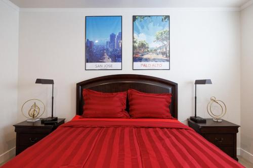 ein Schlafzimmer mit einem roten Bett mit drei Bildern an der Wand in der Unterkunft Upscale Bay Area themed place near Santana Row in San Jose