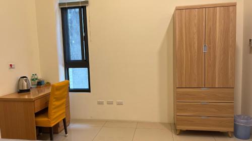 鹿港鎮にあるShan Hang Juのキッチン(木製デスク、黄色い椅子付)