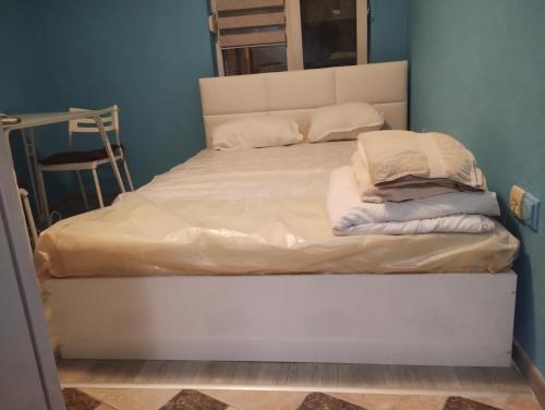 un lit avec deux oreillers dessus dans une chambre dans l'établissement 62A Doctor Luben Lazarov Street, à Varna