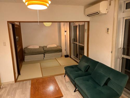 御殿場市にあるFUJI Forest House203のリビングルーム(緑のソファ、窓付)