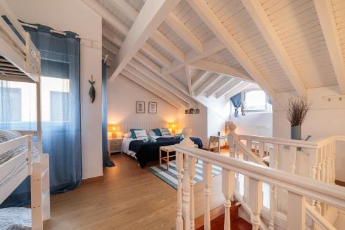 ein Wohnzimmer mit einer Treppe, die zu einem Wohnzimmer führt in der Unterkunft Capricho de Rovacias, Comillas, Cantabria in Comillas