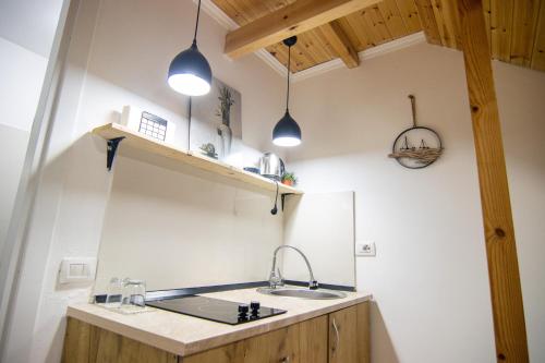 cocina con fregadero y encimera con luces en Lalun, en Golem