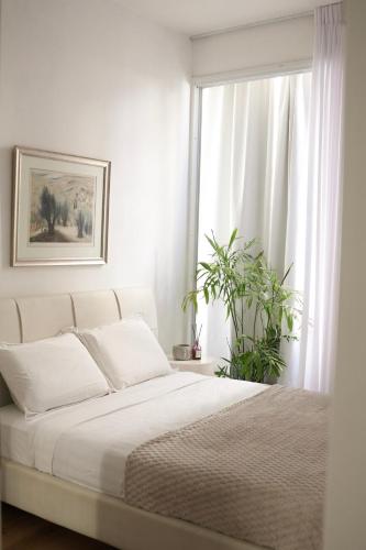 Postel nebo postele na pokoji v ubytování Dizengoff Square