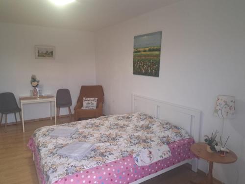 プロイェシュティにあるCity Central Studio , Ploiestiのベッドとテーブルと椅子のある寝室