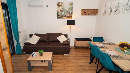 un salon avec un canapé et une table dans l'établissement Apartman Dora, à Sveti Martin na Muri