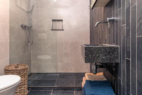 une salle de bain avec douche et lavabo dans l'établissement Holiday home Landelijk Amsterdam, à Amsterdam