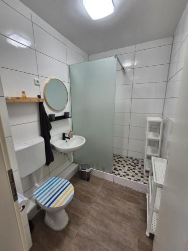 a bathroom with a toilet and a sink at Apartment an der Weser in Bremerhaven