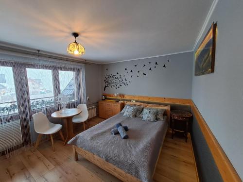 Ένα ή περισσότερα κρεβάτια σε δωμάτιο στο Zacisze pod Halami