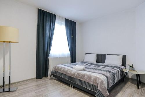 Dobrinjeにある3D Caffe Apartmaniのベッドと大きな窓のある寝室