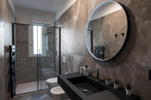 Ένα μπάνιο στο Elegant Urban Home - Free Parking - 7min Niguarda