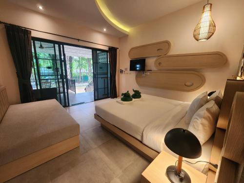 Postel nebo postele na pokoji v ubytování Khaolak Yama Resort - SHA Plus