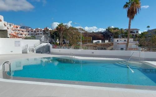 een groot zwembad aan de zijkant van een gebouw bij Los cristianos Vistas al mar y cerca de la playa in Los Cristianos