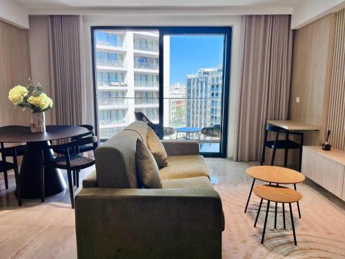 Posezení v ubytování Mercury Suite Luxe Retreat with Pool access by ArcoBnb