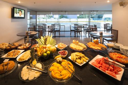 Hotel Executive Arrey في تيريسينا: بوفيه طعام على طاولة في مطعم